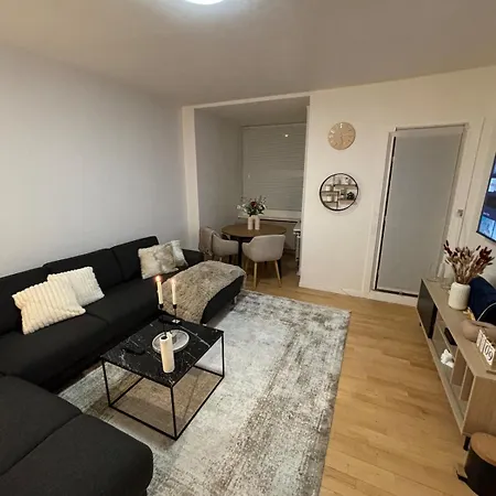 Cozy 3-room With 2 Bedrooms *