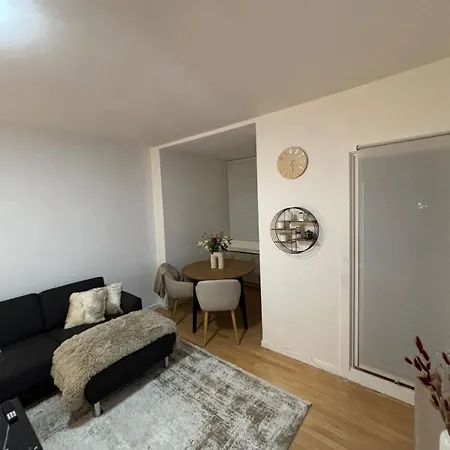 Lägenhet Cozy 3-room With 2 Bedrooms *